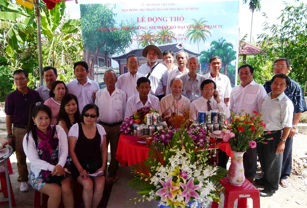 Chụp ảnh lưu niệm tại Lễ động thổ Phạm Tổ Linh Từ tại Tam Bình, tỉnh Vĩnh Long ngày 16-11-2014