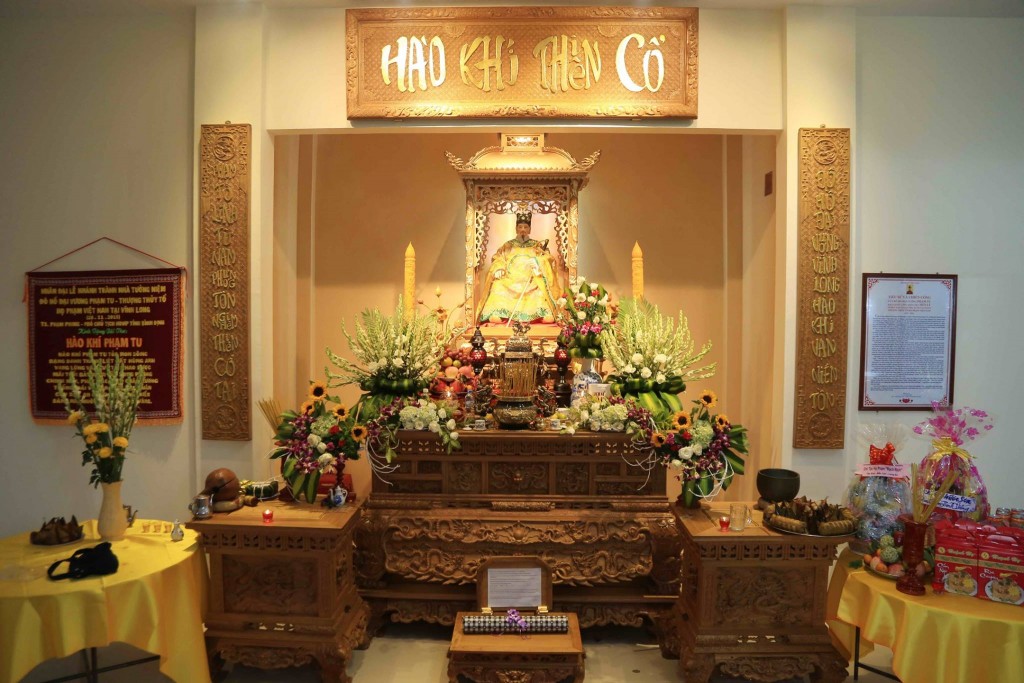 Bàn thờ và Tượng Người ở Phạm Tổ Linh Từ tại Tam Bình, Vĩnh Long