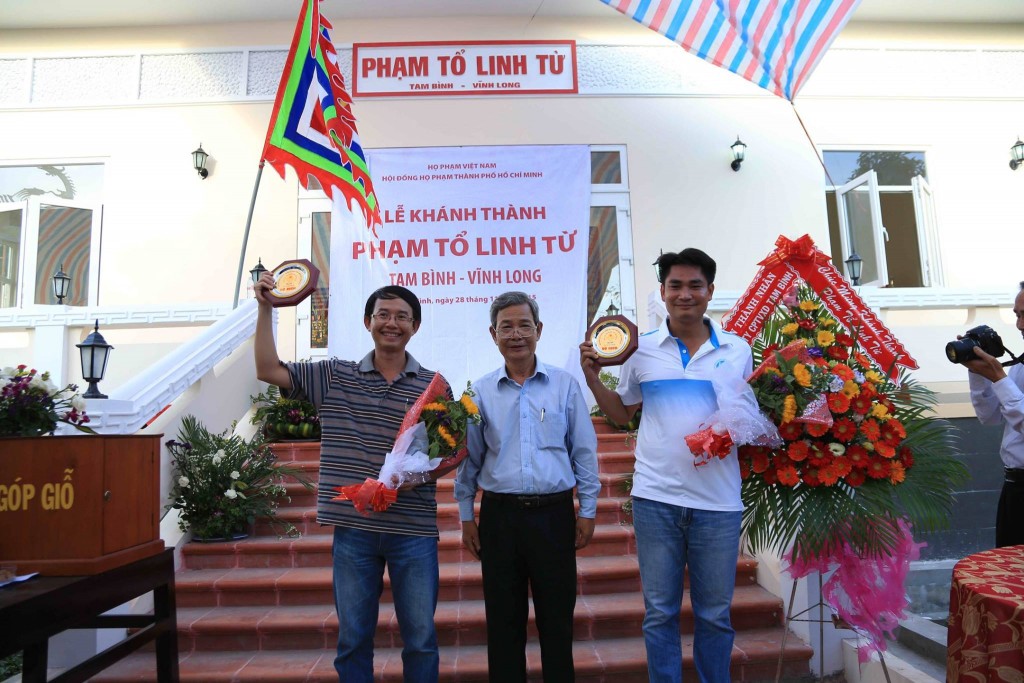 Bác Phạm Thanh Phong (Ban Điều hành HDHP Tỉnh Long An) lên trao giải