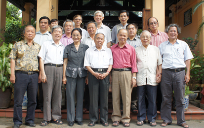 Bác Phạm Đình Nhân (đứng giữa, hàng đầu) trong buổi họp mặt kỷ niệm 10 năm Bản tin Nội tộc, ngày 18/5/2012, tại nhà hàng bánh tôm Hồ Tây.