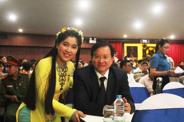 PGS- TS Tạ Quang Đông giám đốc nhạc viện TP – Thầy giáo dạy nhạc Nguyệt Minh cùng tới chúc mừng cô học trò nhỏ.