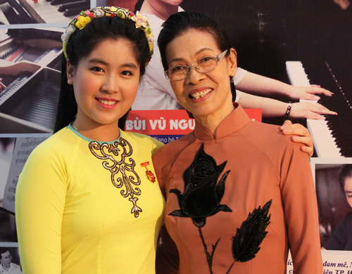 Bùi Vũ Nguyệt Minh cùng Bà Ngoại tại lễ tuyên dương