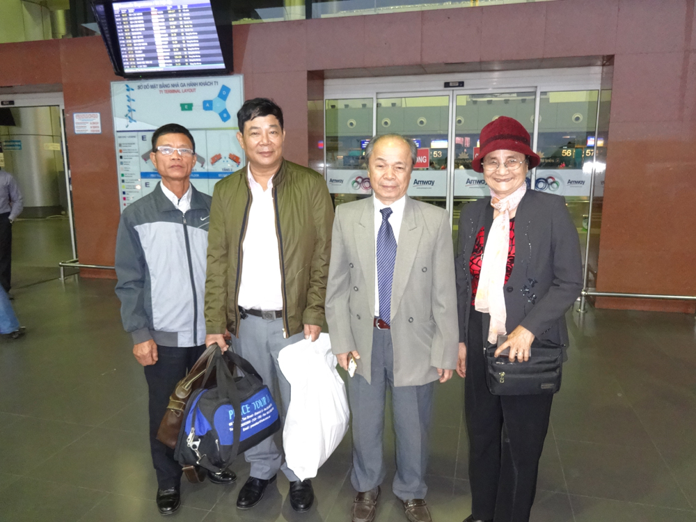 Tiễn hương Linh Người cùng ông Phạm Văn Đạt ra sân bay Nội Bài sáng 28-11-15