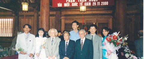 Các Gs  Phan Huy Lê, Đinh Xuân Lâm và                       Gs Phan Huy Lê, Chủ tịch Hội KHLSVN trao giải