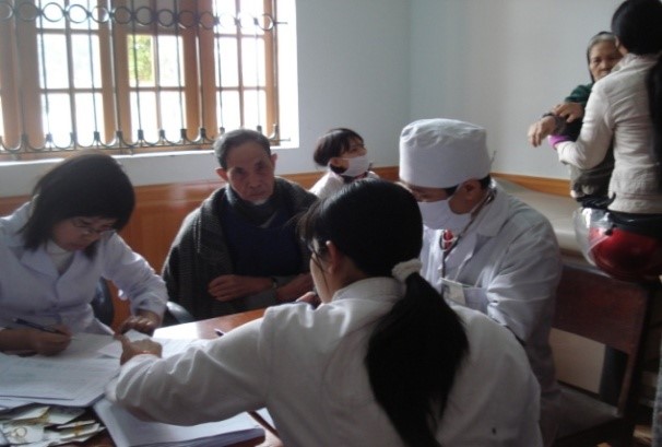 Chương trình khám bệnh phát thuốc tặng quà  cho đồng bào nghèo ở Yên Mạc, Yên Mô, Ninh Bình