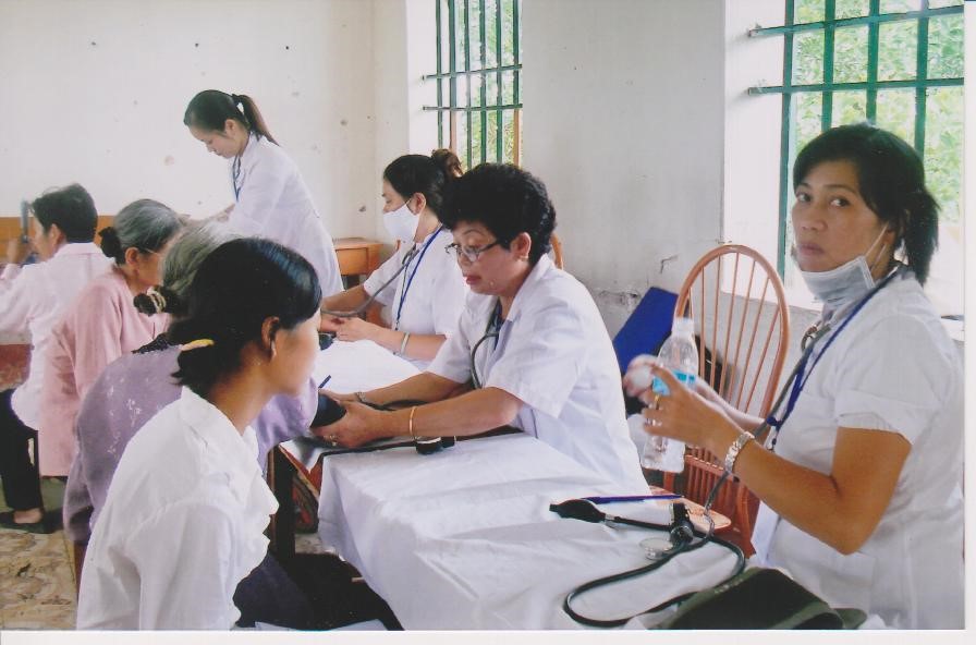Chương trình khám bệnh phát thuốc tặng quà  cho đồng bào nghèo ở Yên Mạc, Yên Mô, Ninh Bình 2