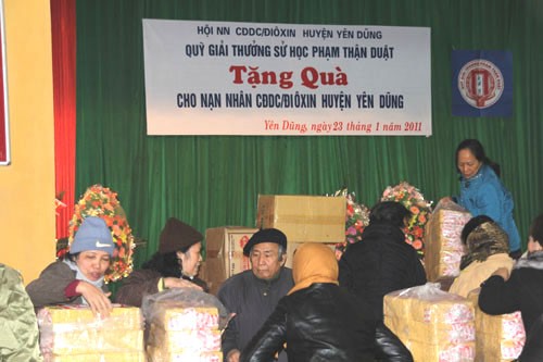 Chương trình tặng quà và bò giống cho nạn nhân chất độc da cam huyện Yên Dũng, Bắc Giang