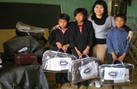  Tặng chăn nỉ cho học sinh nghèo ở Tủa Chùa, Điện Biên