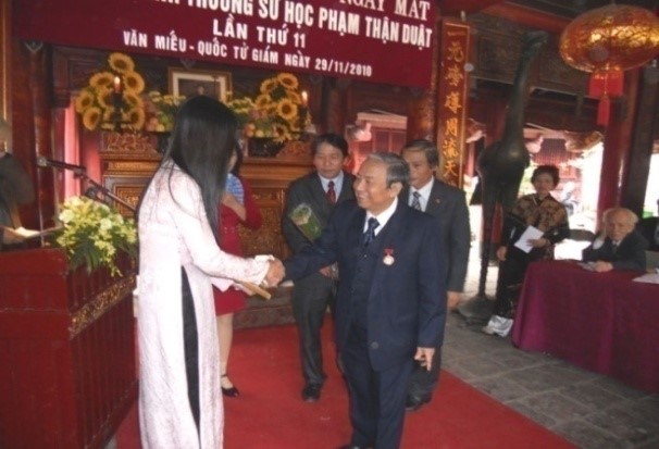 Ks Phạm Đình Nhân, Chủ tịch Quỹ GTPTD  trao giải