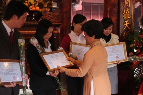 Nhà báo Trịnh Thị Liên, Phó Chủ tịch Quỹ trao giải 