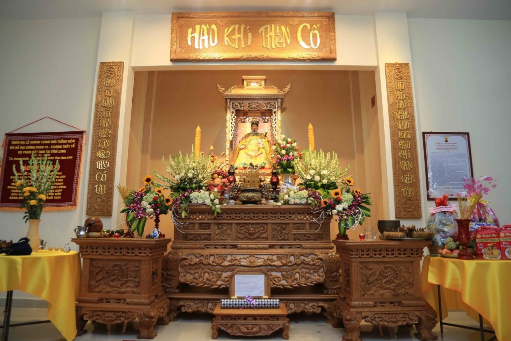 Toàn cảnh gian thờ Ngài Đô Hồ Đại Vương Phạm Tu tại Phạm Tổ Linh từ tại Tam Bình Vĩnh Long